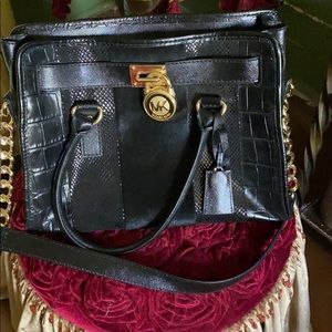 Inside key fob, zip pocket 2 utility pockets